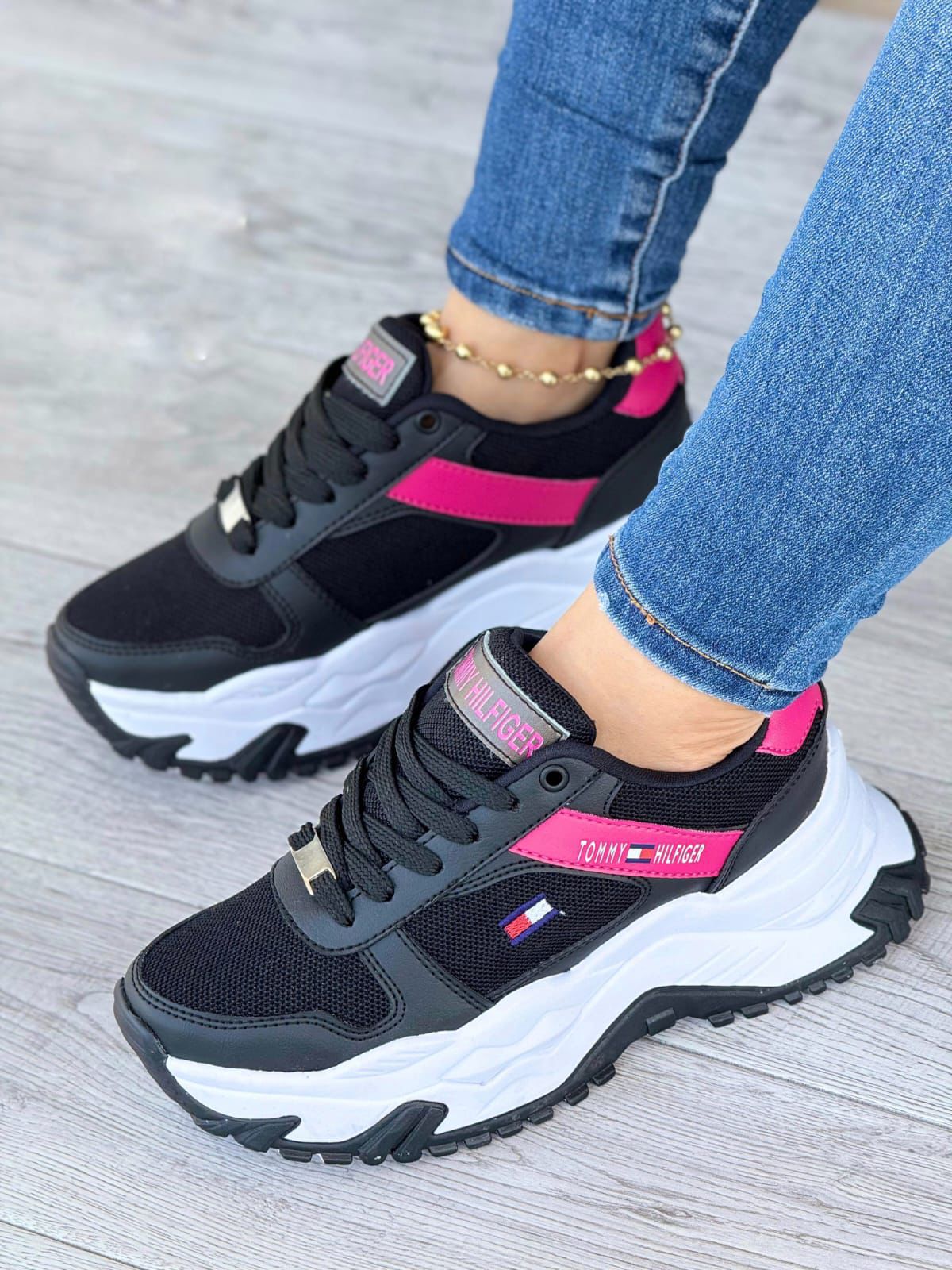 Tenis Plataforma Tommy Hilfiger – Estilo, Comodidad y Altura