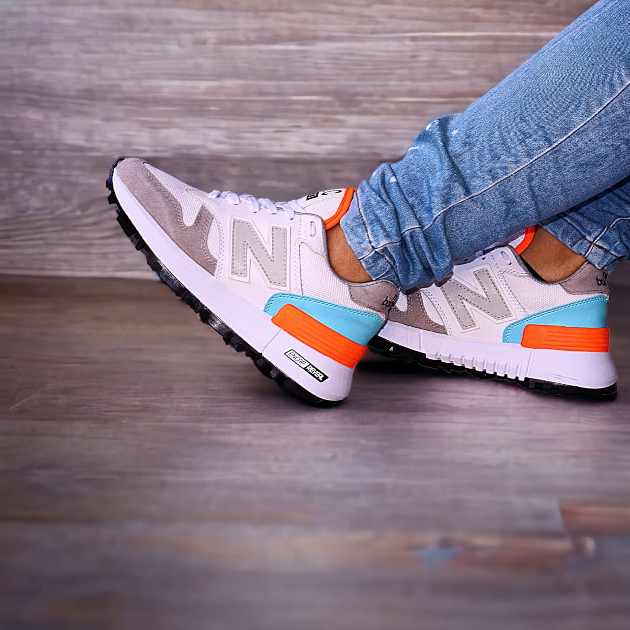 Tenis New Balance Dama Gris con Naranja – Comodidad y Estilo Deportivo
