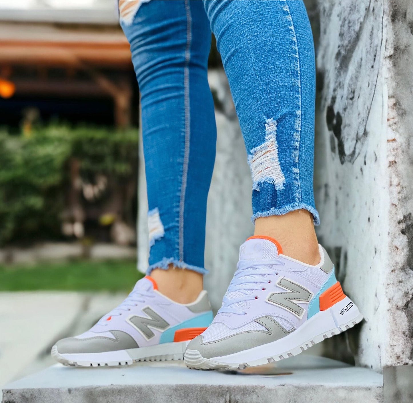 Tenis New Balance Dama Gris con Naranja – Comodidad y Estilo Deportivo