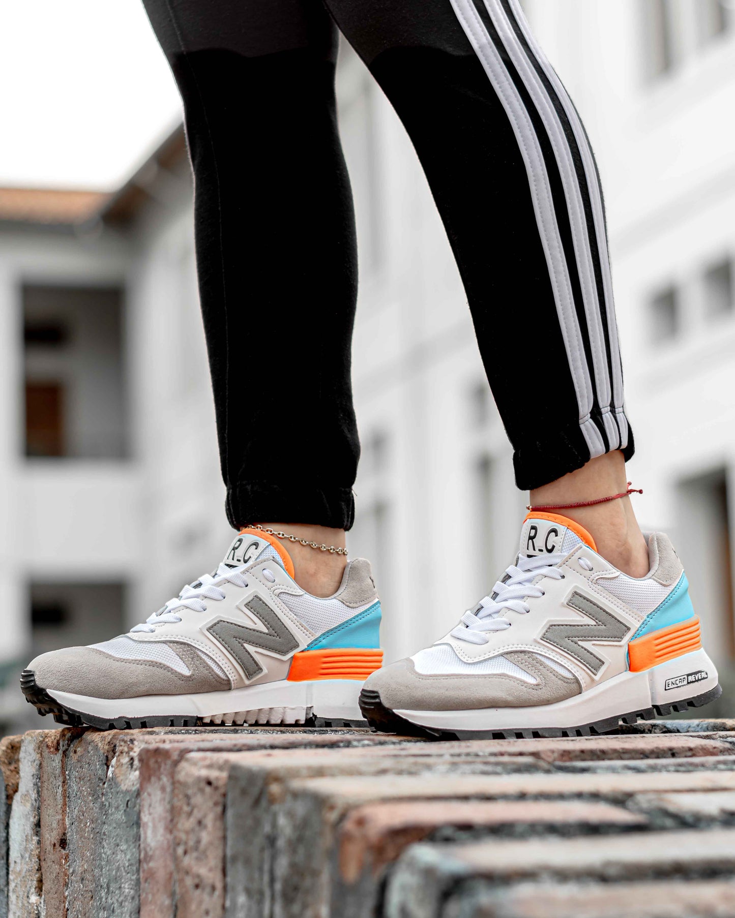 Tenis New Balance Dama Gris con Naranja – Comodidad y Estilo Deportivo