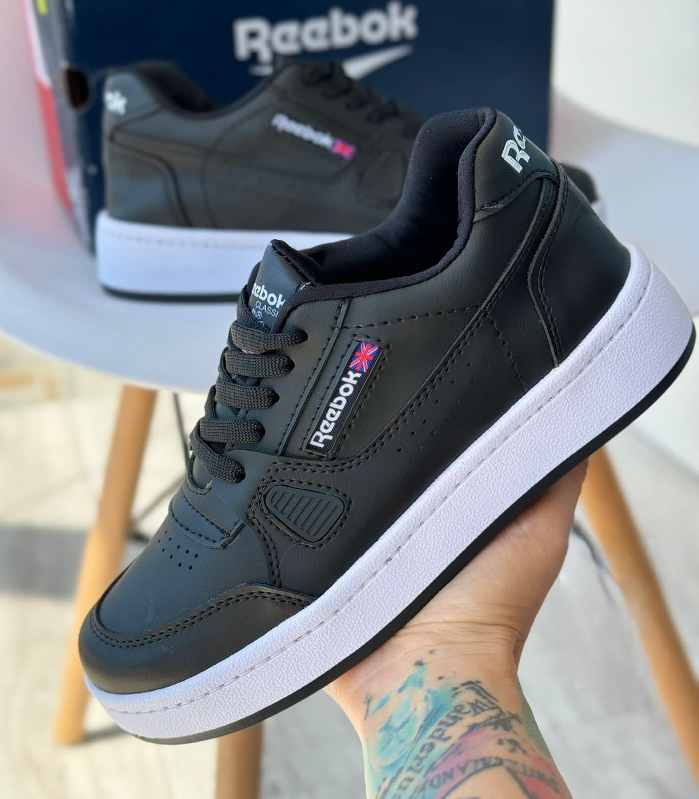 Tenis Reebok Clásicos para Mujer - Color Negro | Estilo Urbano y Versátil