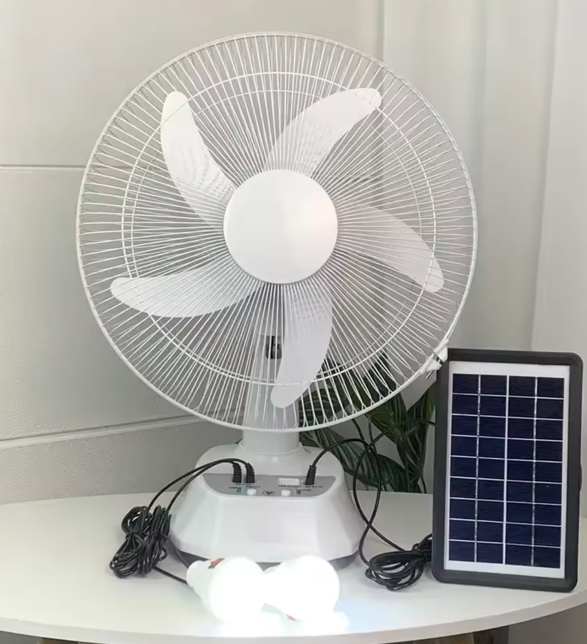 Ventilador Solar Recargable de 14” con Carga Dual, Panel Solar, USB y 2 Bombillos LED – Oscilación 180°