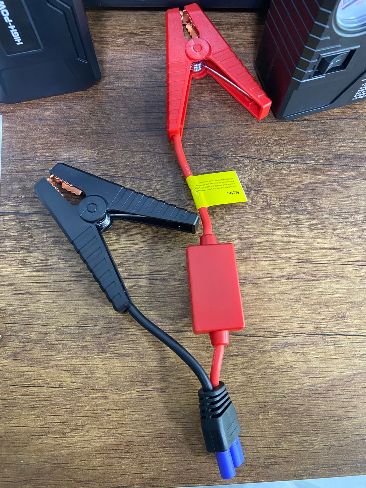 Iniciador de Batería Portátil Multifuncional para Carro y Moto | Power Bank 9600mAh + Linterna + Compresor