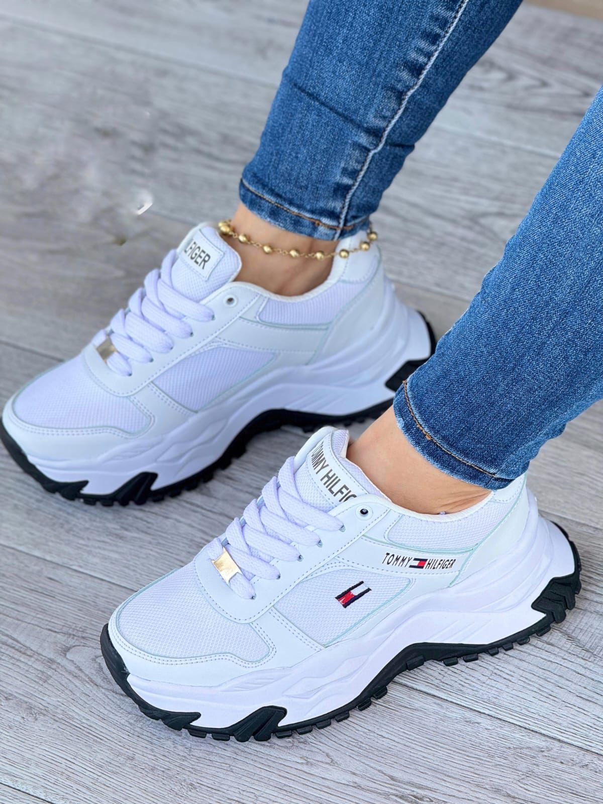 Tenis Plataforma Tommy Hilfiger – Estilo, Comodidad y Altura