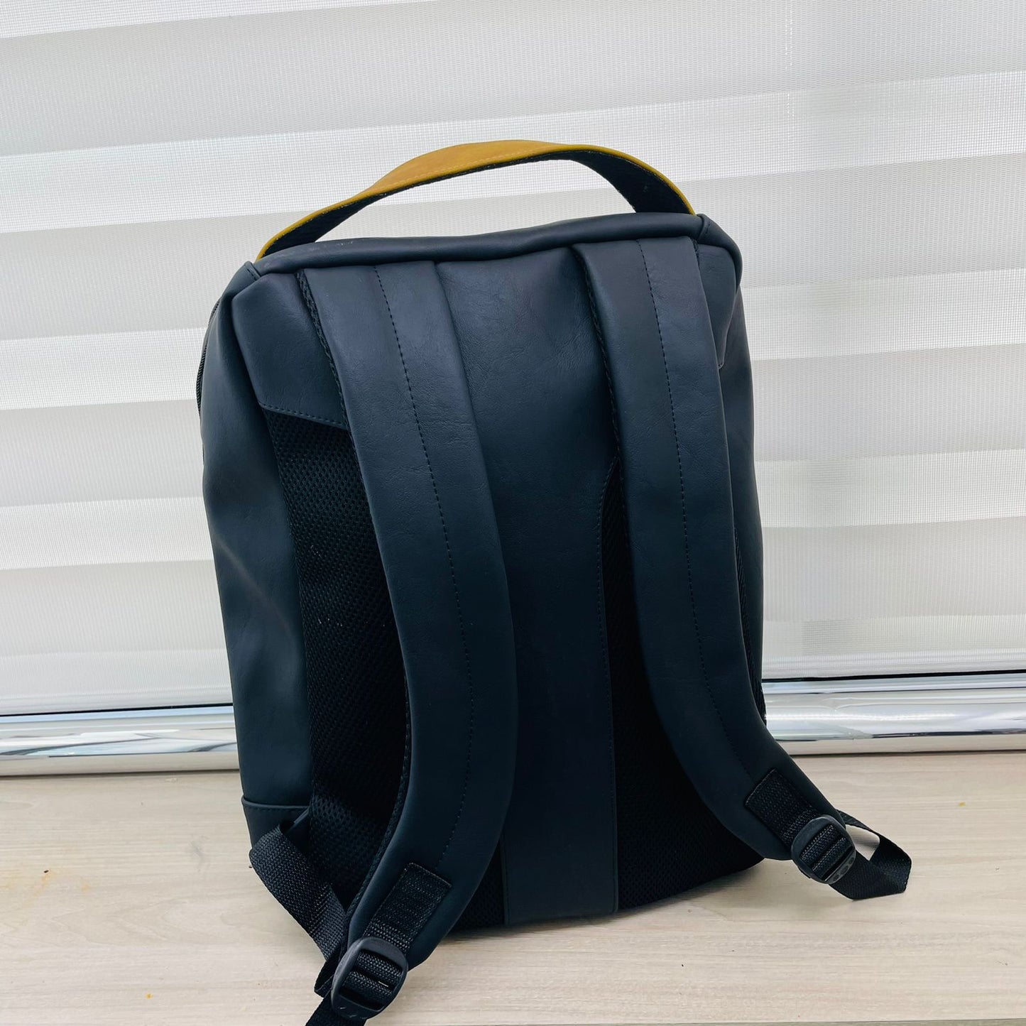 Bolso Vélez para Caballero – Estilo Ejecutivo con Bolsillo para Portátil